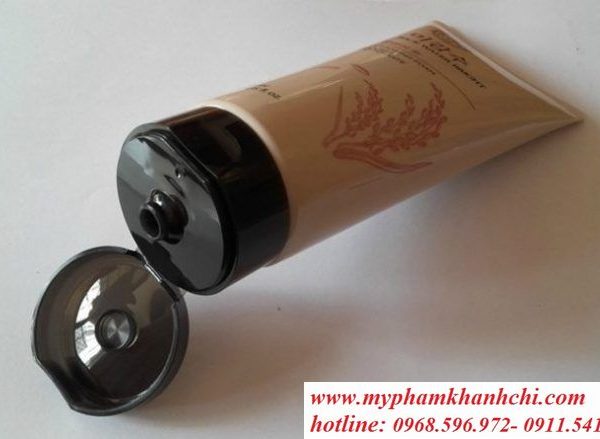 The-Face-Shop-Rice-Water-Bright-Cleansing-Foam-Review2-700×445-690x439_result
